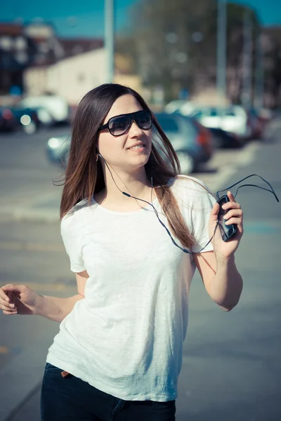 Frau hört Musik — Stockfoto