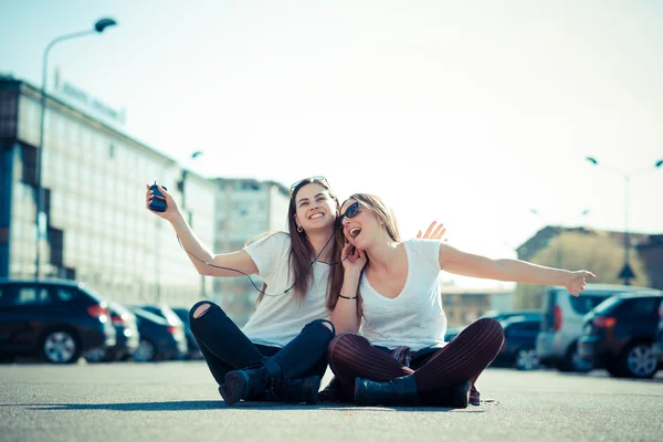 Zwei junge Frauen tanzen — Stockfoto