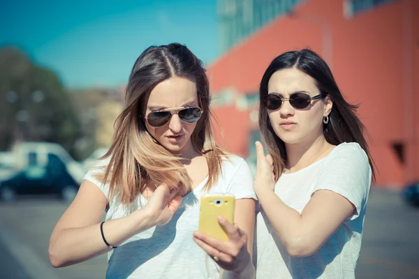 Kvinnor som använder smart telefon — Stockfoto