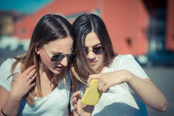 Women using smart phone — Stock Photo, Image