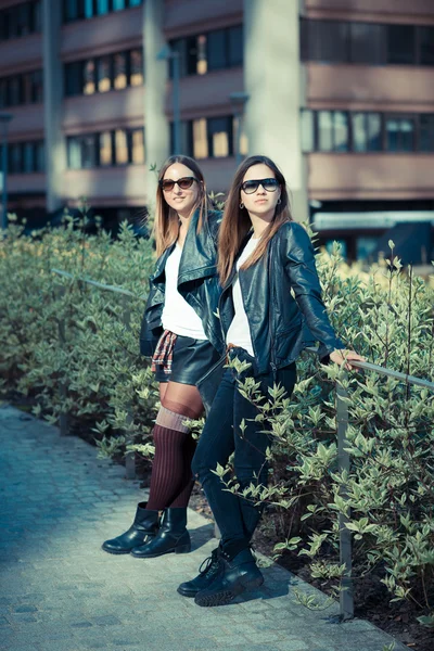 Dos mujeres jóvenes —  Fotos de Stock