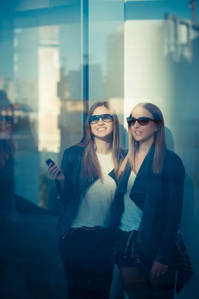 Dos mujeres a través del vidrio — Foto de Stock