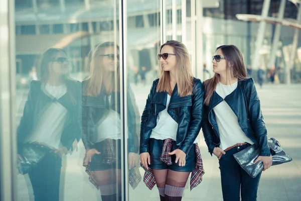 Due donne shopping — Foto Stock