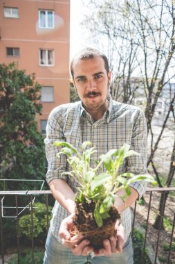 fesleğen bitki tutan adam