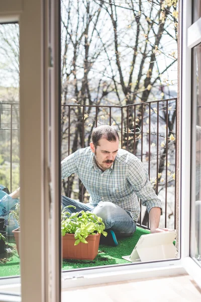 Knappe stijlvolle man tuinieren — Stockfoto
