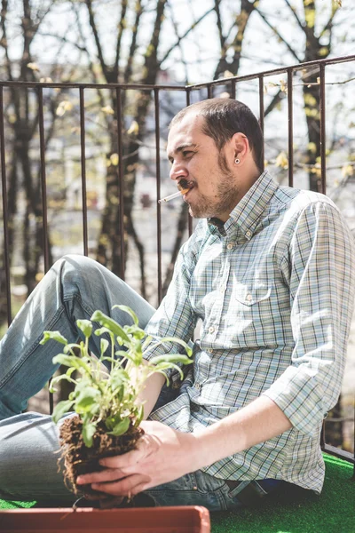Knappe stijlvolle man tuinieren — Stockfoto