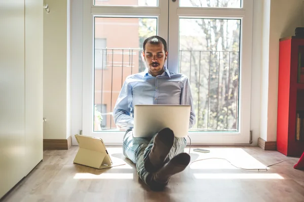 Eleganta multitasking affärsman — Stockfoto