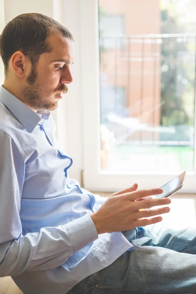 Elegante uomo d'affari multitasking — Foto Stock