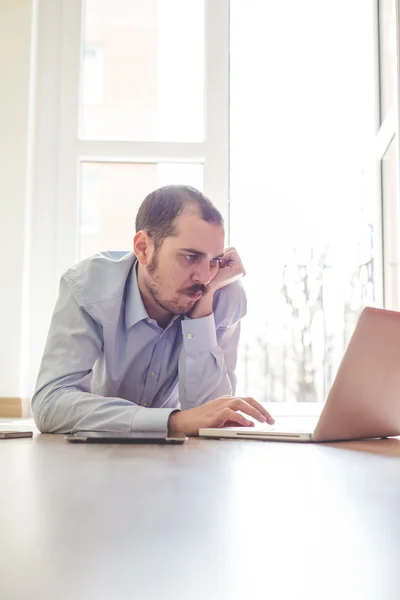 Elegáns üzletember multitasking — Stock Fotó