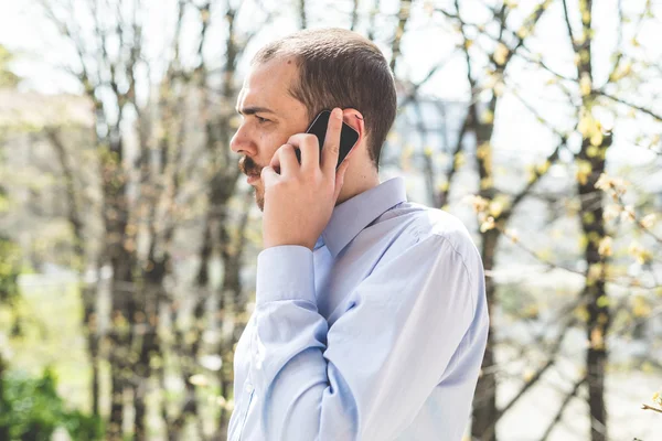 Eleganta multitasking affärsman — Stockfoto