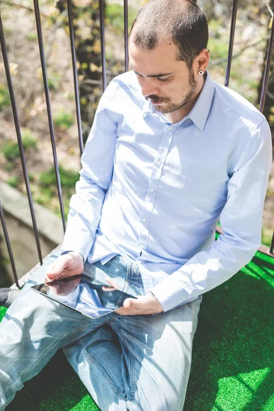 Homem de negócios multitarefa elegante — Fotografia de Stock