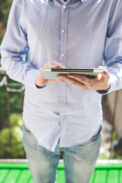 Hombre multitarea de negocios elegante — Foto de Stock