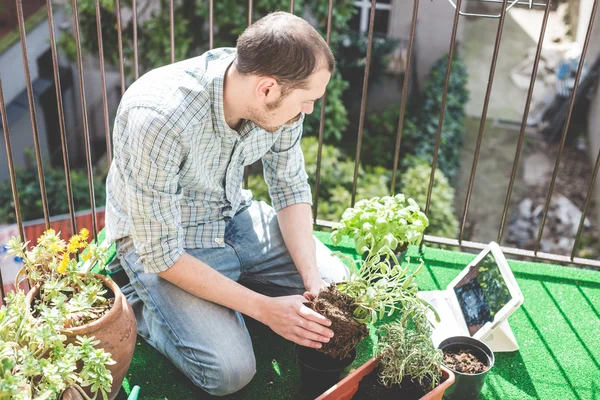 Guapo elegante hombre jardinería — Foto de Stock