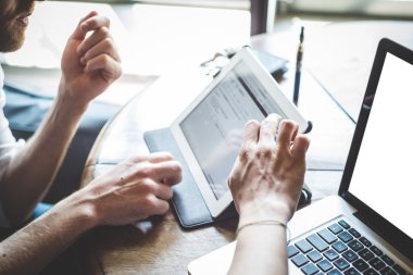 Tablet ve dizüstü kullanarak el ile kapatın