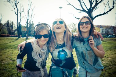 üç güzel arkadaş otantik