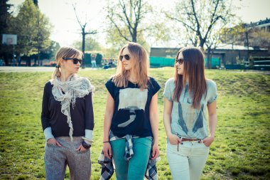 üç güzel arkadaş otantik