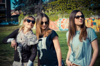 üç güzel arkadaş otantik