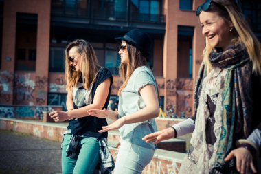 üç güzel arkadaşlar otantik dans