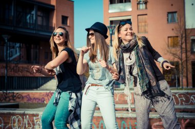 üç güzel arkadaşlar otantik dans