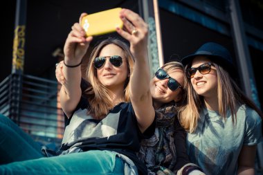 üç güzel arkadaş otantik