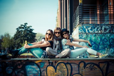 üç güzel arkadaş otantik