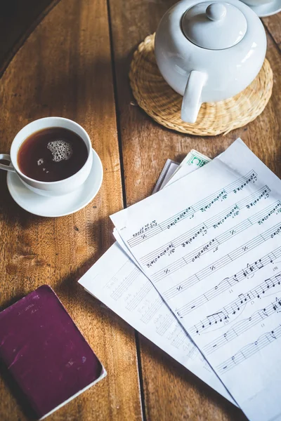 Noten und Teekanne — Stockfoto