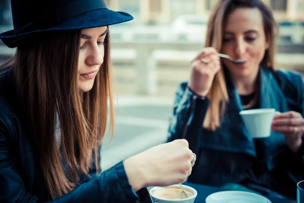 Zwei schöne Freunde authentisch — Stockfoto