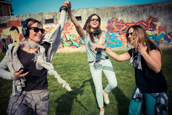 Vänner som lyssnar på musik — Stockfoto