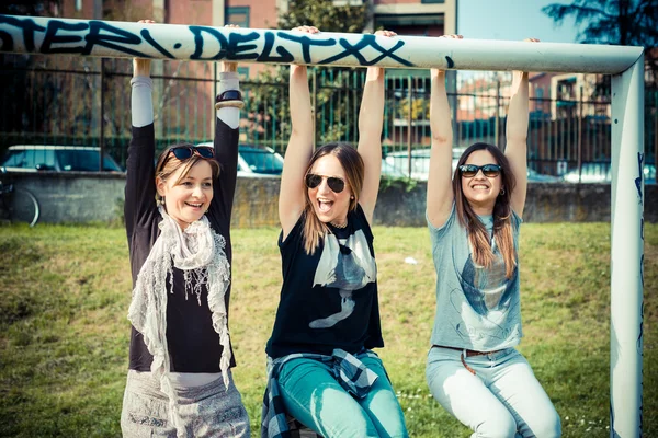 Drei schöne Freunde authentisch — Stockfoto