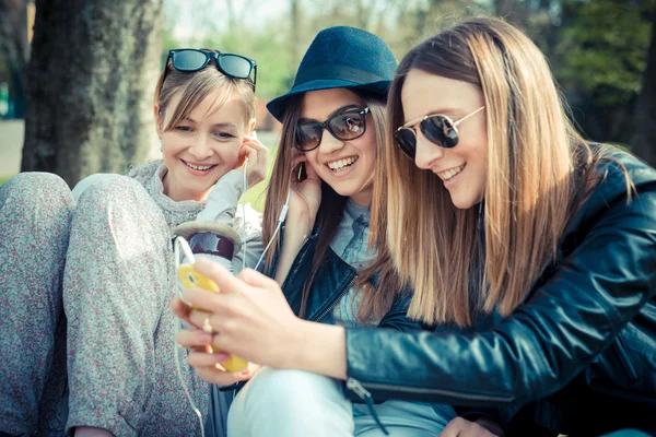 Drei schöne Freunde authentisch — Stockfoto