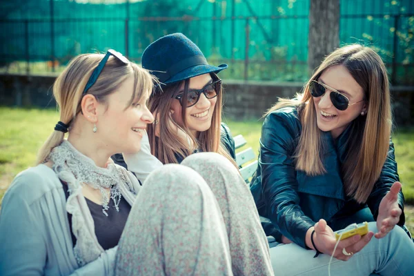 Drei schöne Freunde authentisch — Stockfoto