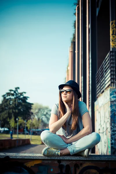 Schöne brünette junge Frau — Stockfoto