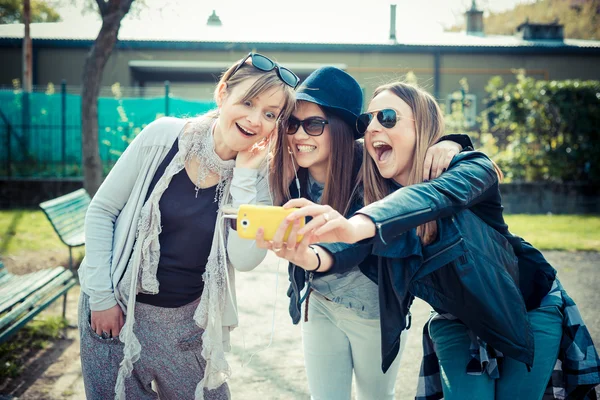 Drei schöne Freunde authentisch — Stockfoto