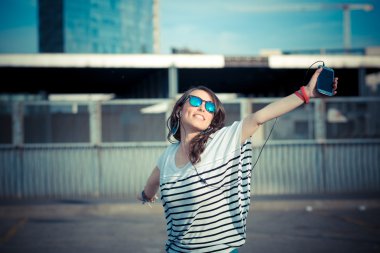 Akıllı telefonu olan kadın.