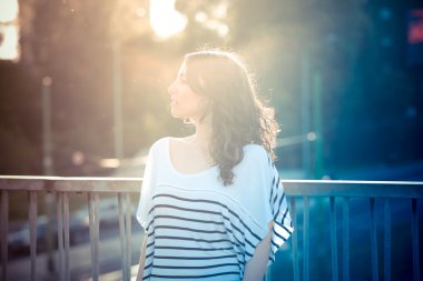 genç güzel esmer kadın