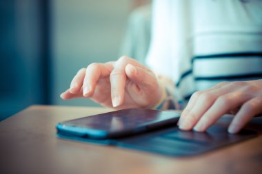 akıllı telefon kullanarak eller