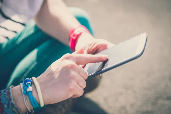 Frau benutzt Smartphone — Stockfoto