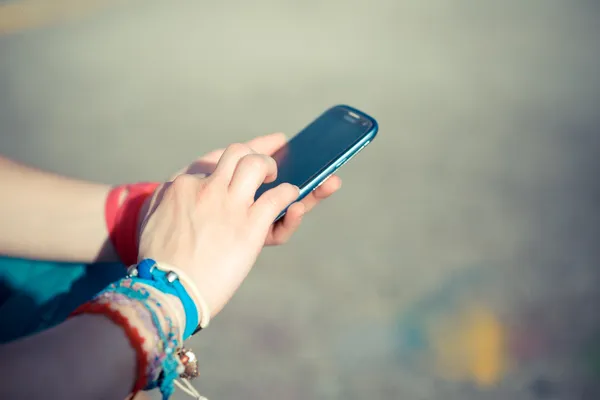 Mujer usando teléfono inteligente — Foto de Stock