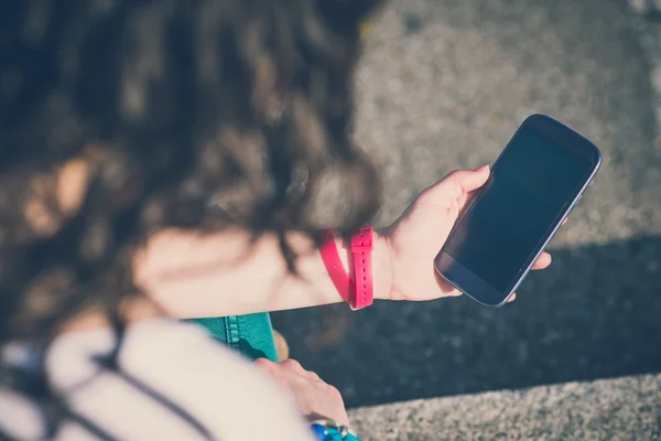 Kvinna med smarttelefon — Stockfoto