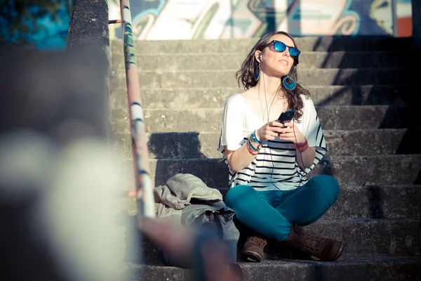 Kvinna med smart telefon — Stockfoto