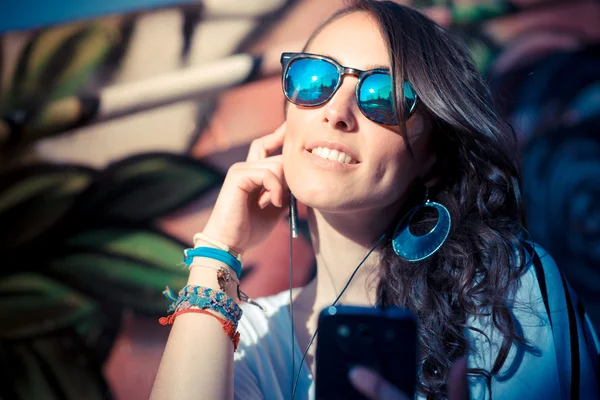 Vrouw met smartphone — Stockfoto