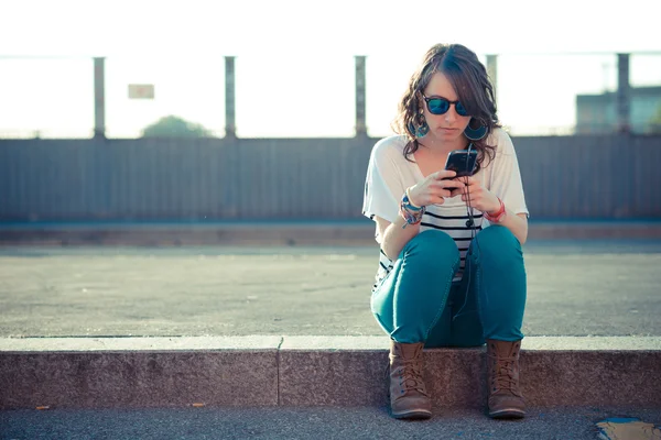 Donna con smart phone — Foto Stock