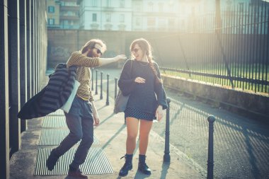 Genç modern şık çift