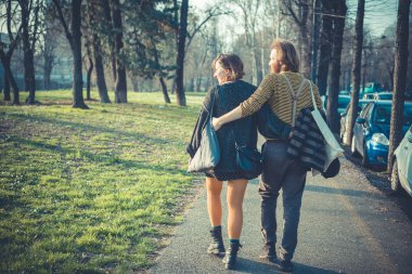 Genç modern şık çift