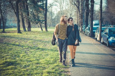 Genç modern şık çift