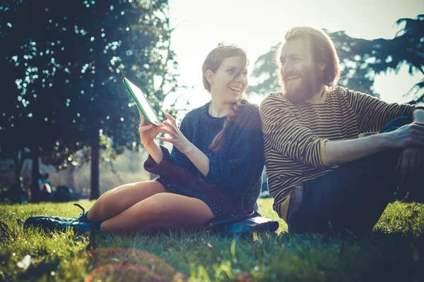 Pareja usando tableta urbana — Foto de Stock