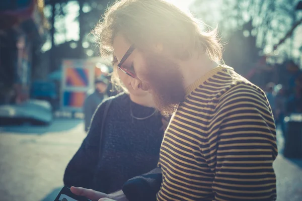 Joven pareja con estilo moderno — Foto de Stock