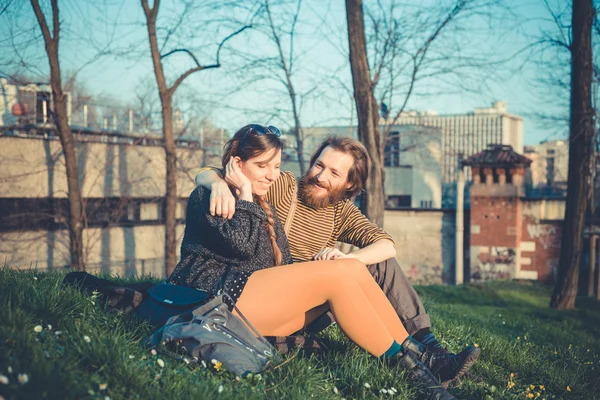 Jeune couple élégant moderne — Photo