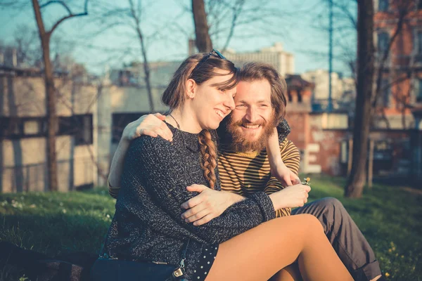 Jovem moderno casal elegante — Fotografia de Stock