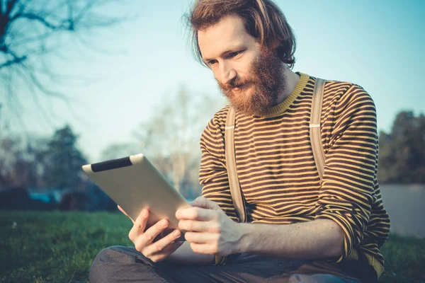 Hipster man använder tablet — Stockfoto